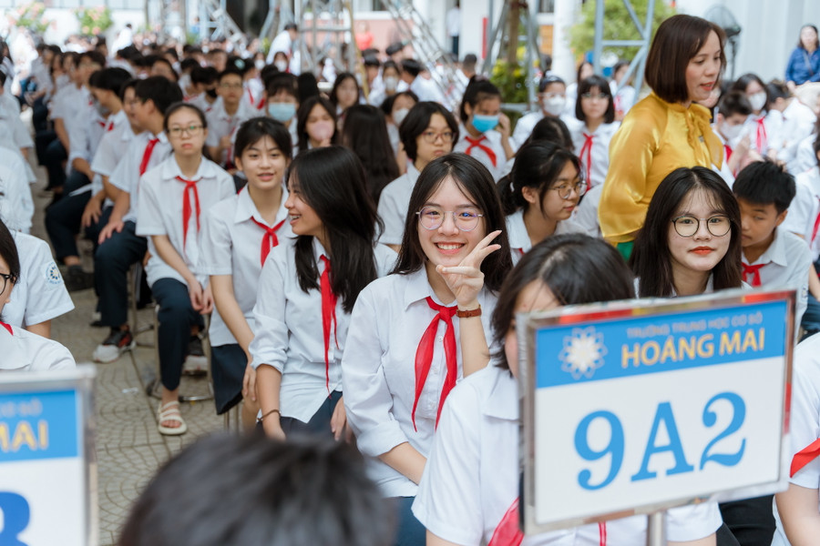 Học sinh Trường THCS Hoàng Mai trong ngày khai giảng.