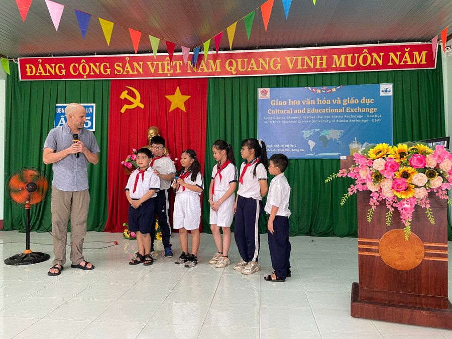 Chương trình Tủ sách nhân ái và Ngôi nhà trí tuệ đã tổ chức nhiều chương trình giao lưu văn hóa, giáo dục.