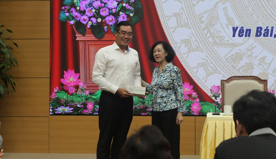 Bà Trương Thị Mai trao tặng kinh phí hỗ trợ học sinh Mù Cang Chải, Yên Bái bị ảnh hưởng bởi thiên tai.