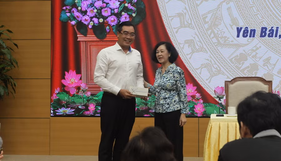 Bà Trương Thị Mai trao tặng kinh phí hỗ trợ học sinh Mù Cang Chải, Yên Bái bị ảnh hưởng bởi thiên tai.