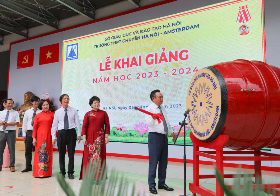 Chủ tịch UBND TP Hà Nội Trần Sỹ Thanh đánh trống khai giảng tại Trường THPT chuyên Hà Nội - Amsterdam.