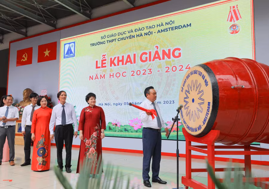 Chủ tịch UBND TP Hà Nội Trần Sỹ Thanh đánh trống khai giảng tại Trường THPT chuyên Hà Nội - Amsterdam.