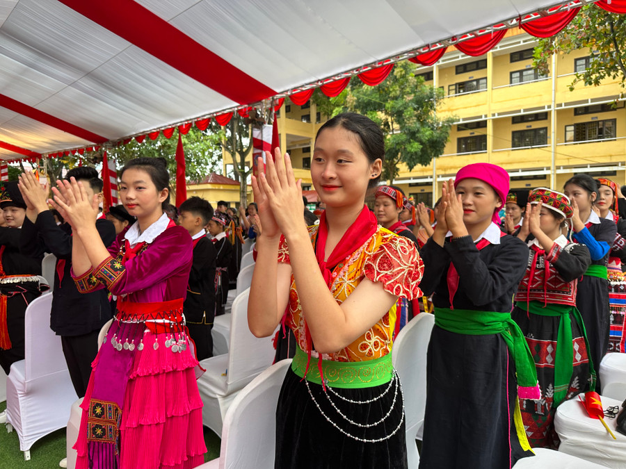 Học sinh nô nức trong ngày khai giảng. Học sinh nô nức trong ngày khai giảng.