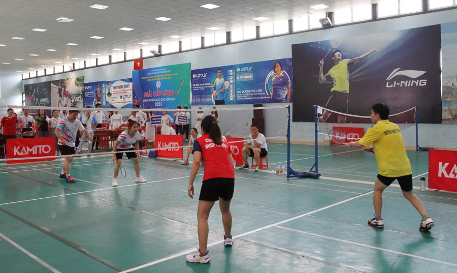 Các vận động viên tranh tài trong trận chung kết nội dung đôi nam nữ. Các vận động viên tranh tài trong trận chung kết nội dung đôi nam nữ.