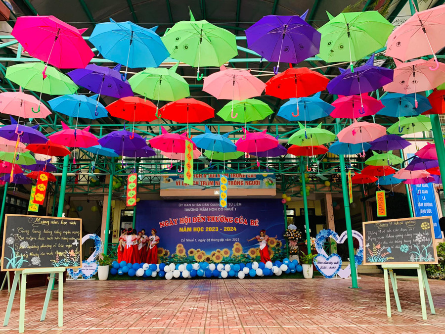 Trường mầm non Cổ Nhuế được trang hoàng rực rỡ chuẩn bị cho ngày hội đến trường. Trường mầm non Cổ Nhuế được trang hoàng rực rỡ chuẩn bị cho ngày hội đến trường.