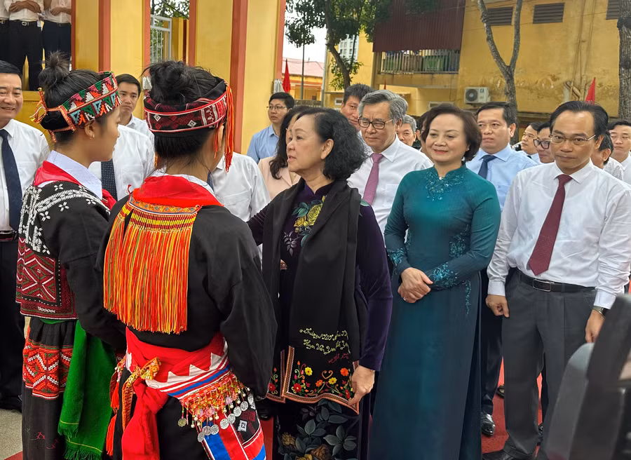 Bà Trương Thị Mai cùng các đại biểu chung vui cùng thầy trò trường PTDTNT THCS huyện Văn Yên trong ngày khai giảng.