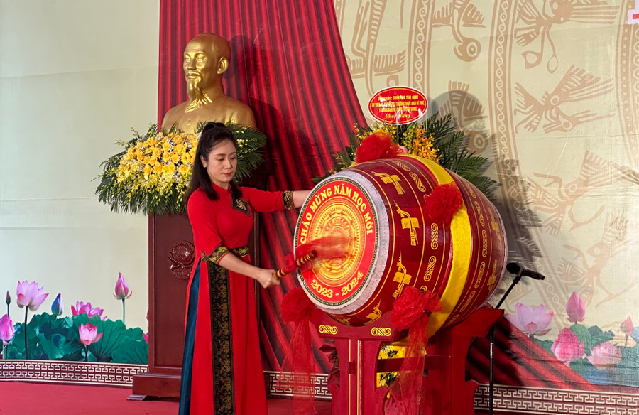 Hiệu trưởng Trường PTDTNT THCS huyện Văn Yên Triệu Thị Thu Phương đánh trống khai giảng. Hiệu trưởng Trường PTDTNT THCS huyện Văn Yên Triệu Thị Thu Phương đánh trống khai giảng.