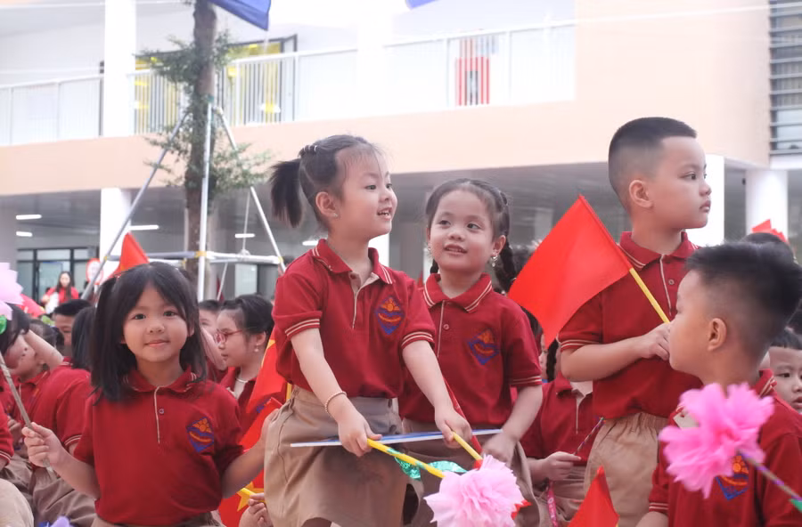 Học sinh Trường Tiểu học Tân Mai trong ngày khai giảng năm học mới.