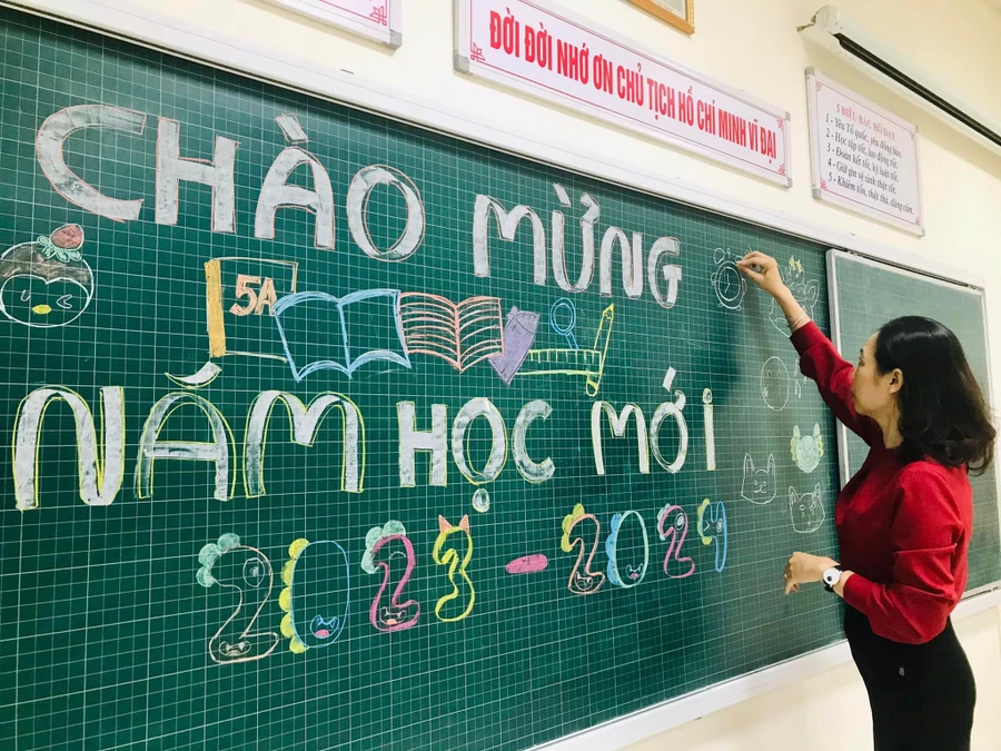 Giáo viên Trường Tiểu học Tràng An trang trí lớp học chuẩn bị cho lễ khai giảng.