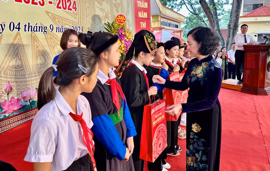 Bà Trương Thị Mai tặng quà cho học sinh Trường PTDTNT THCS huyện Văn Yên.