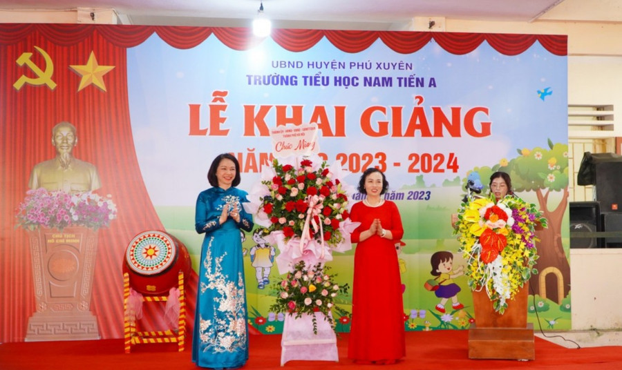Phó Chủ tịch UBND TP Hà Nội Vũ Thu Hà dự lễ khai giảng và chúc mừng thầy và trò Trường Tiểu học Nam Tiến A, huyện Phú Xuyên