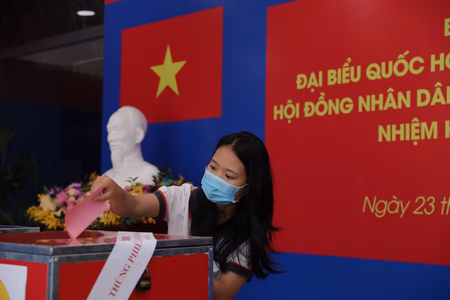 SV Trường ĐH Công nghiệp TPHCM tham gia bỏ phiếu bầu cử.