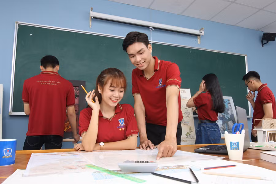 Một tiết học vẽ của SV NTTU.