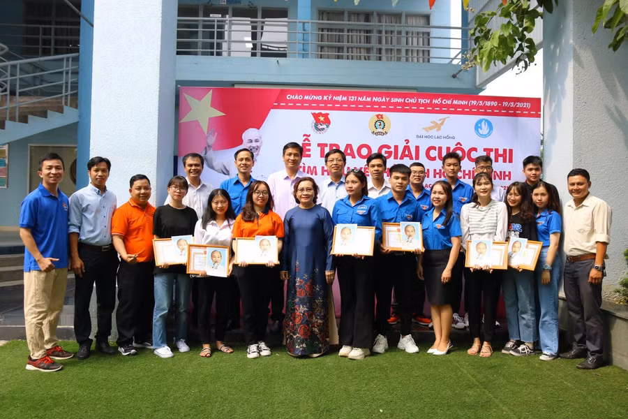 Niềm vui của các thí sinh nhận giải.