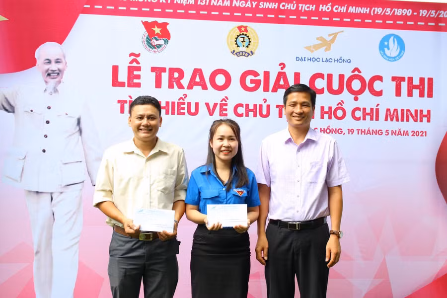 PGS.TS Nguyễn Vũ Quỳnh - Phó Hiệu trưởng LHU (bìa phải) trao giải cho các thí sinh.