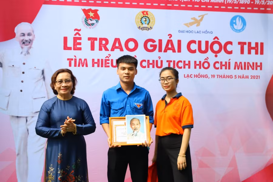 NGƯT.TS Nguyễn Thị Thu Lan - Phó BÍ thư Đảng ủy - Phó Hiệu trưởng nhà trường trao giải nhất cho sinh viên Đào Văn Mỹ.