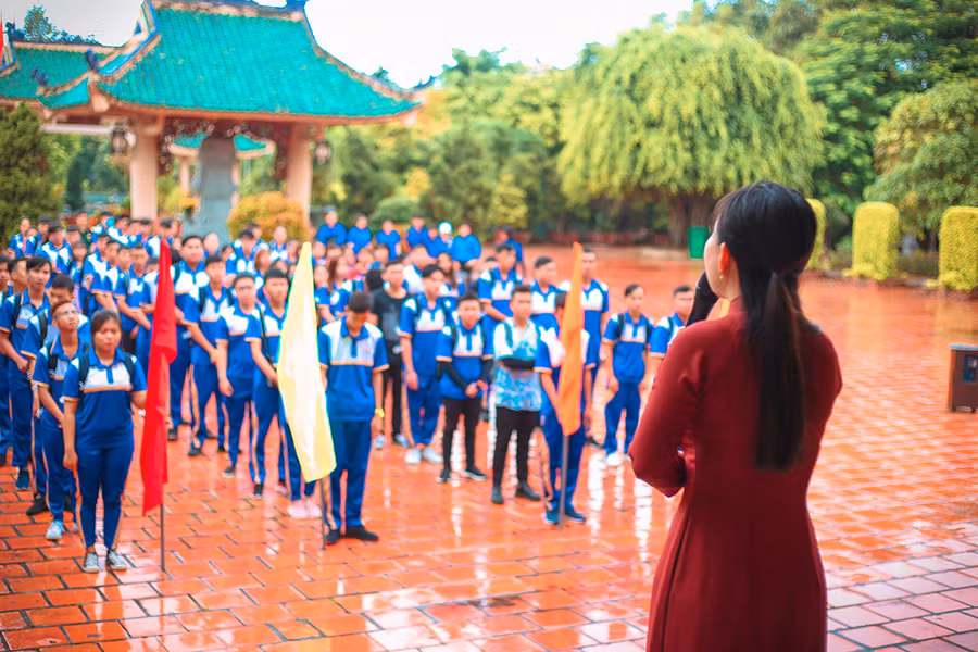 Bên cạnh ứng dụng không gian mạng, nhà trường còn tổ chức các buổi tham quan di tích lịch sử, bảo tàng để giáo dục lý tưởng cách mạng, đạo đức, lối sống cho SV.