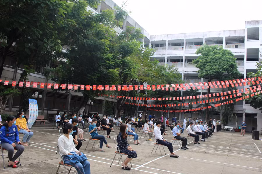 Luôn giữ khoảng cách an toàn tại điểm bầu cử HCMUE.