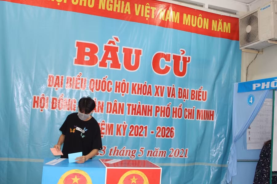 SV KTX Trường ĐH Sư phạm TPHCM bỏ phiếu bầu cử.