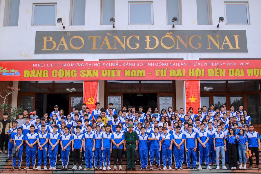 SV LHU tham quan, tìm hiểu về lịch sử dân tộc tại bảo tàng tỉnh Đồng Nai.