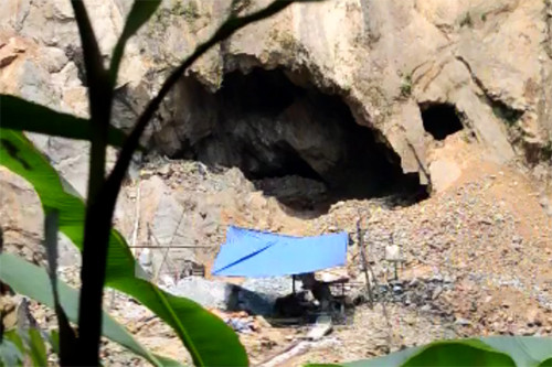 Phó công an huyện Đakrông cho biết, nhiều hầm vàng sâu phải có máy dưỡng khí mới vào được