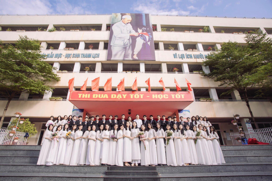 Khải Minh cùng các bạn học sinh lớp 9A11 Trường THCS Nghĩa Tân. Khải Minh cùng các bạn học sinh lớp 9A11 Trường THCS Nghĩa Tân.