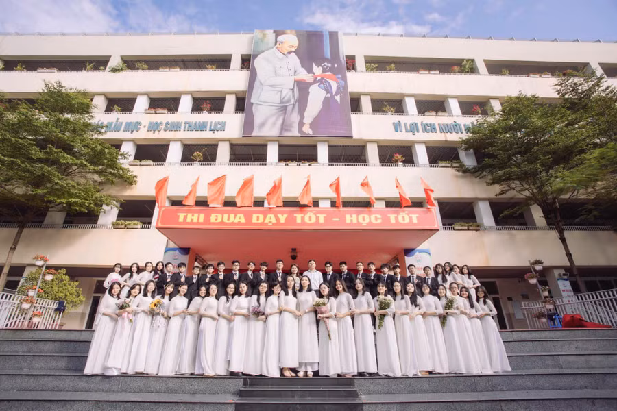 Khải Minh cùng các bạn học sinh lớp 9A11 Trường THCS Nghĩa Tân.