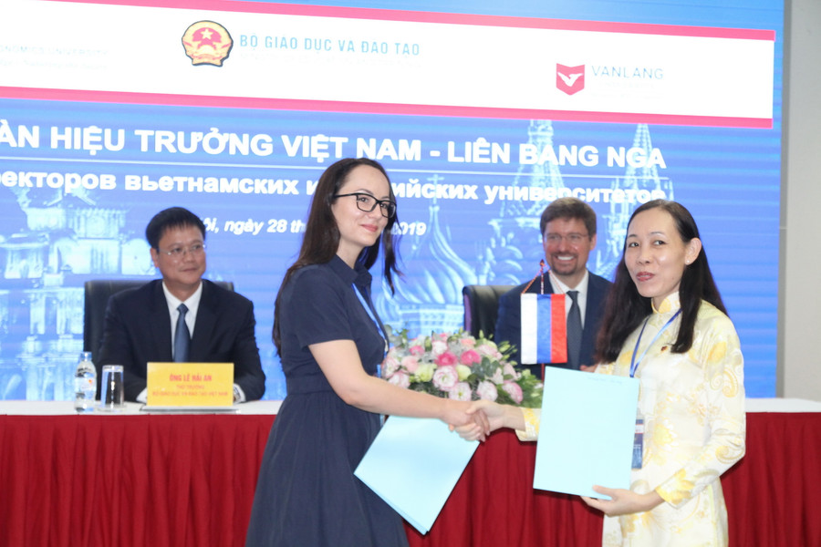 Có 16 văn bản được kí kết giữa các trường đại học hai nước tại diễn đàn