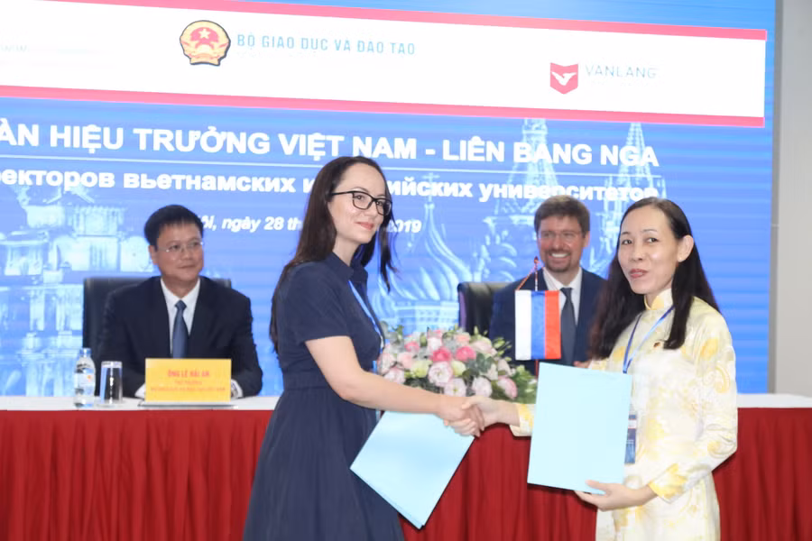 Có 16 văn bản được kí kết giữa các trường đại học hai nước tại diễn đàn