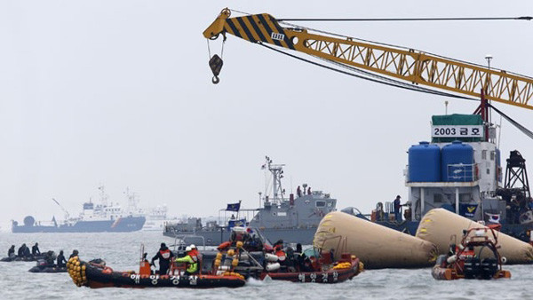 Sau vụ một thợ lặn tử vong sáng 6.5, việc tìm kiếm nạn nhân vụ chìm phà Sewol (Hàn Quốc) tạm ngưng 