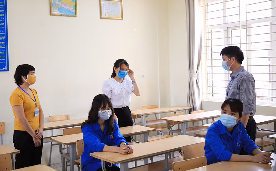 Diễn tập tình huống thí sinh có biểu hiện ho sốt bất thường