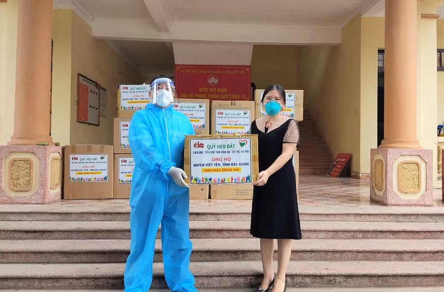 Trực tiếp trao hiện vật ủng hộ đến Ủy ban MTTQ huyện Việt Yên.