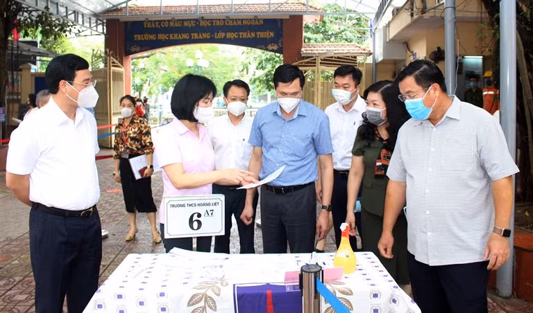 Đoàn công tác số 12 của Ban Thường vụ Thành ủy Hà Nội kiểm tra công tác tổ chức kỳ thi tuyển sinh vào lớp 10 THPT trên địa bàn quận Hoàng Mai