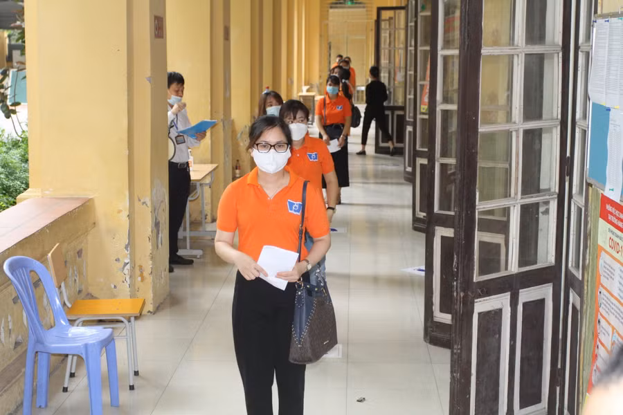 Hướng dẫn thí sinh vào phòng thi