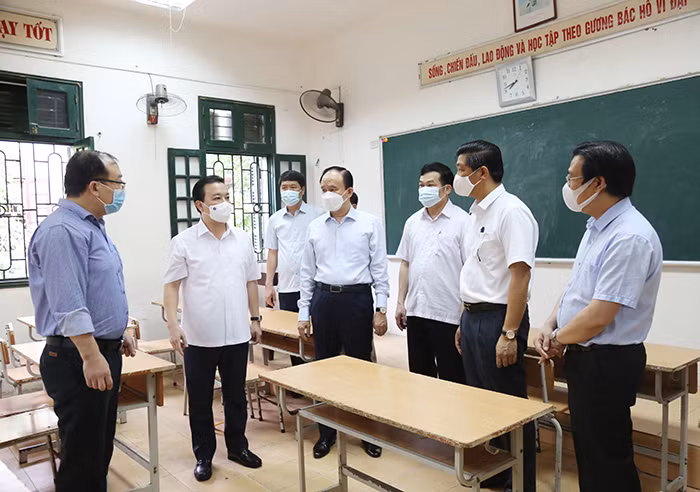 Đoàn công tác số 3 của Ban Thường vụ Thành ủy Hà Nội kiểm tra thực tế địa điểm thi Trường THPT Thường Tín