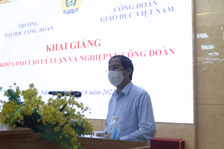 Ông Vũ Minh Đức- Chủ tịch Công đoàn Giáo dục Việt Nam phát biểu tại lễ khai giảng.