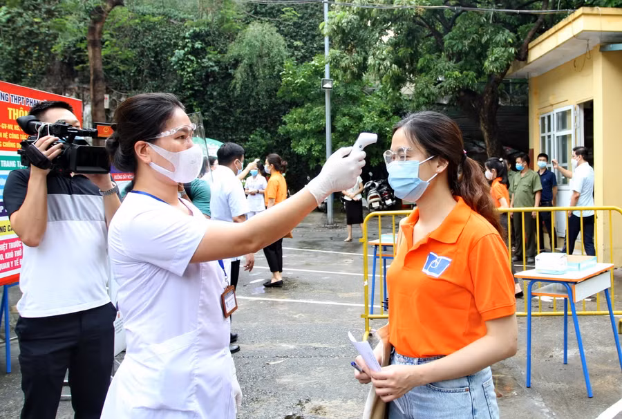 Đo thân nhiệt cho thí sinh