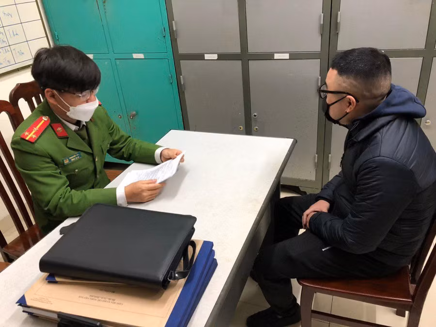 Lực lượng chức năng xử phạt bãi xe trái phép.