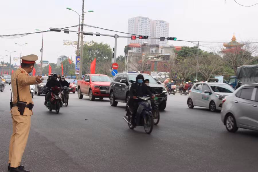 Lực lượng Cảnh sát giao thông phân luồng trên tuyến phố Thủ đô chiều 29 Tết.