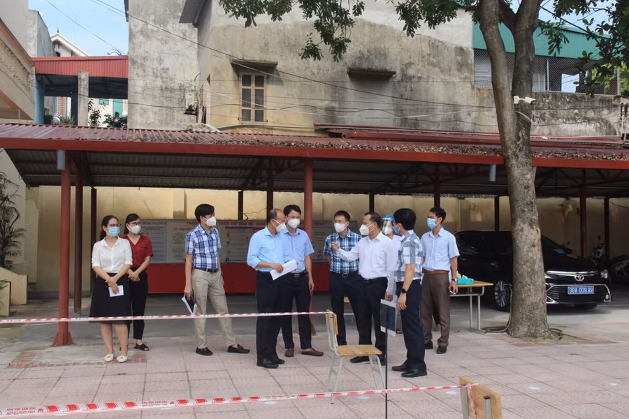 Ông Mai Sơn - Phó Chủ tịch Thường trực UBND tỉnh Bắc Giang kiểm tra công tác phòng chống dịch tại Trường THCS Dĩnh Kế (Tp. Bắc Giang).