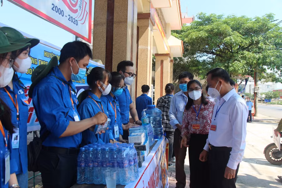 Phó Chủ tịch Thường trực UBND tỉnh Bắc Giang động viên lực lượng thanh niên tình nguyện tại kỳ thi tốt nghiệp THPT năm 2021.