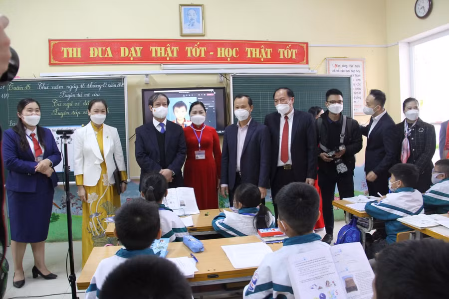 Phó Chủ tịch Thường trực UBND tỉnh Bắc Giang - ông Mai Sơn và Bộ trưởng Bộ GD&amp;ĐT Nguyễn Kim Sơn thăm, hỏi kiểm tra chương trình GDPT mới tại Việt Yên.