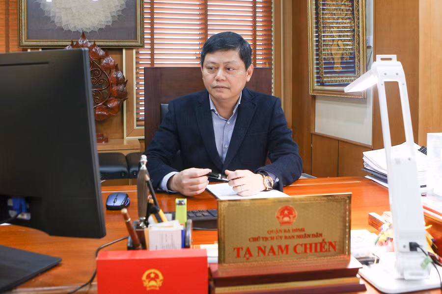 Ông Tạ Nam Chiến - Chủ tịch UBND quận Ba Đình trao đổi với Báo GD&amp;TĐ.