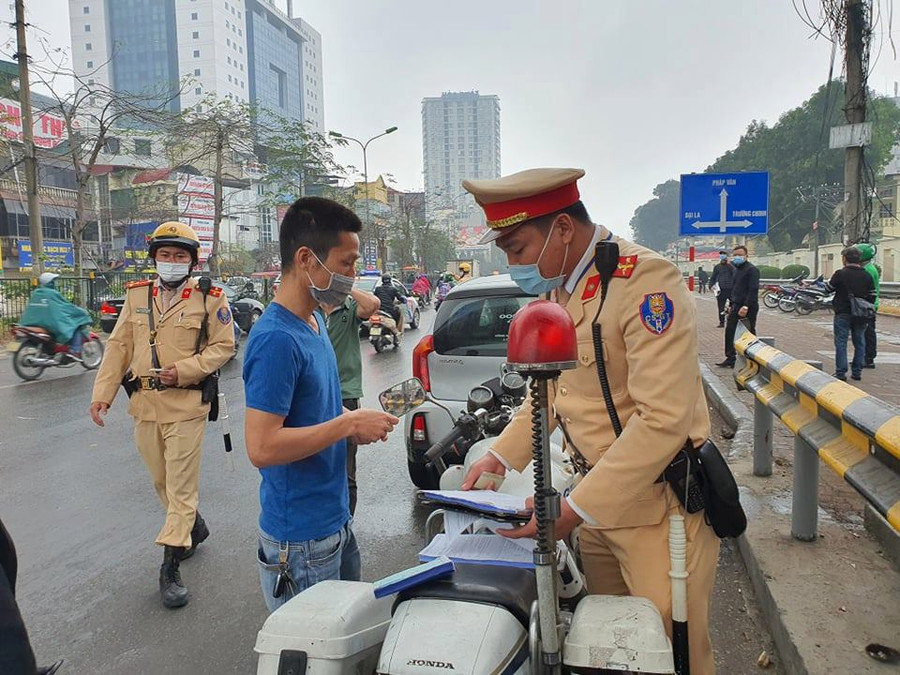 Lực lượng CSGT kiểm tra nồng độ cồn lái xe dịp Tết.