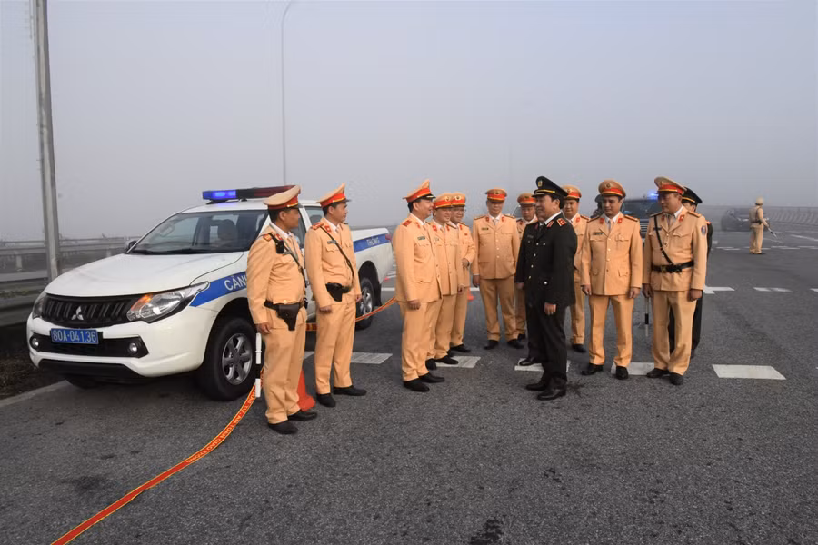 Thứ trưởng Trần Quốc Tỏ động viên cán bộ chiến sĩ làm nhiệm vụ.