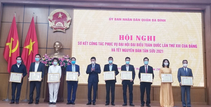 Quận Ba Đình khen thưởng các đơn vị có thành tích xuất sắc chào mừng Đại hội XIII của Đảng.