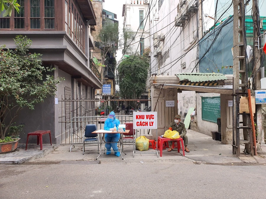 Phong tỏa căn nhà trên phố Yên Thế.