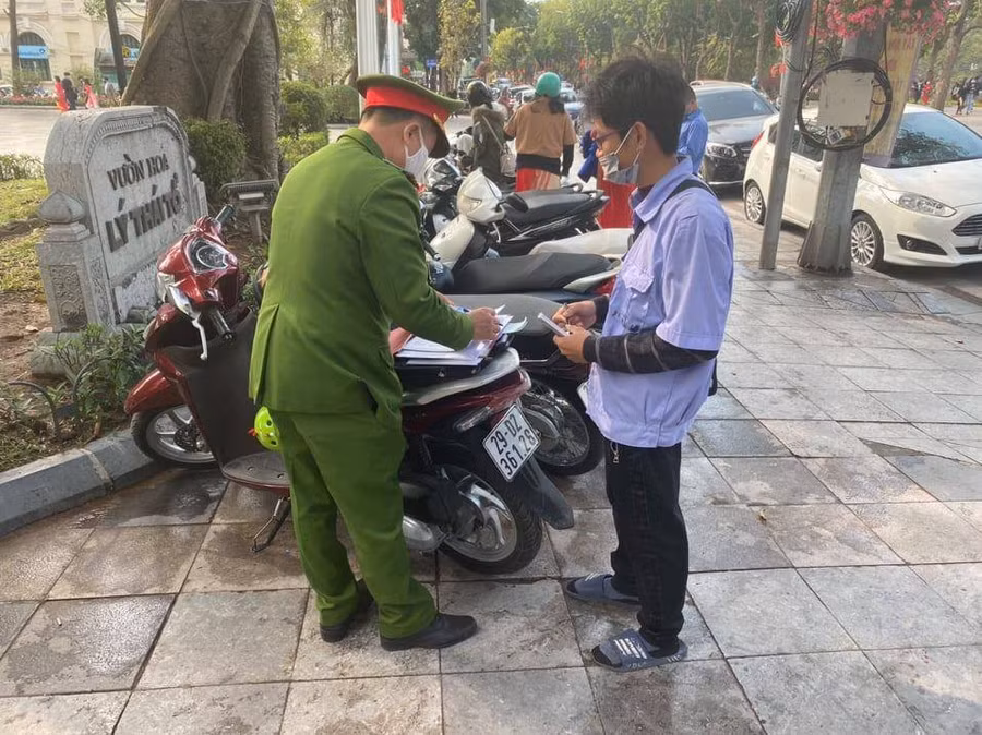 Cùng với công tác tuyên truyền, lực lượng chức năng xử lý các trường hợp trông giữ xe vi phạm.
