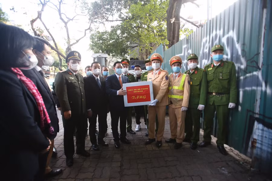 Bí thư Thành ủy Hà Nội Vương Đình Huệ động viên cán bộ, chiến sĩ đang làm nhiệm vụ.