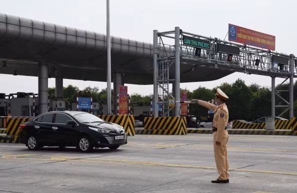 Lực lượng CSGT làm nhiệm vụ trên tuyến cao tốc.